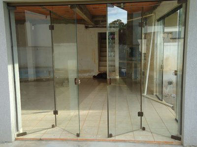 porta de vidro sanfonada é ideal para quem tem pouco espaço em sorocaba